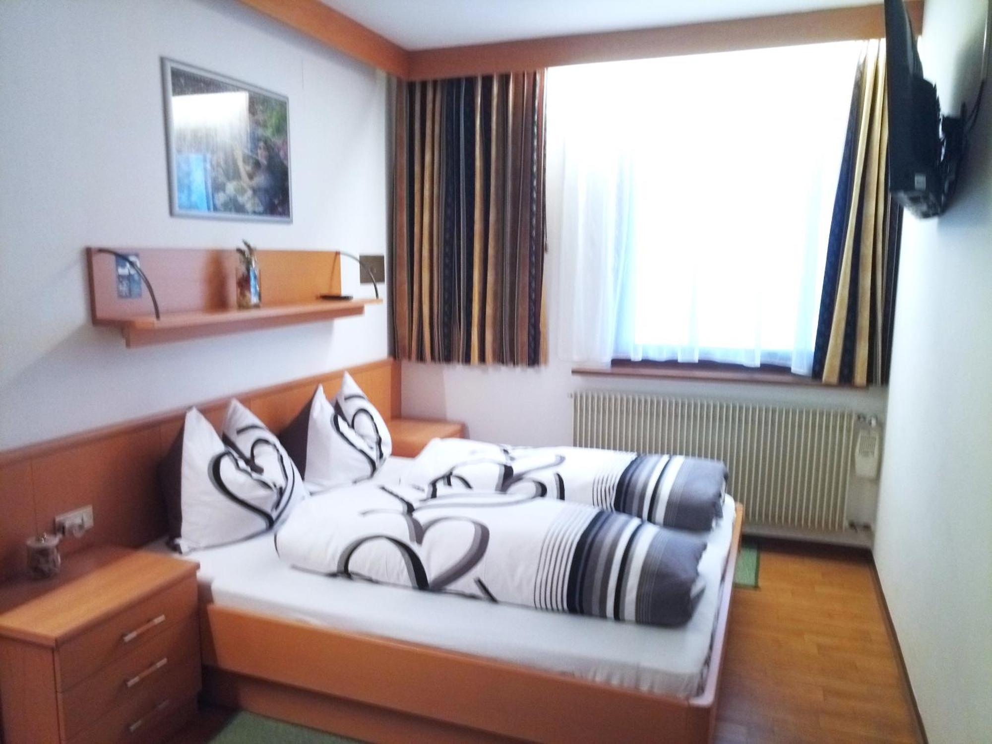 Garni Schwarzenstein Hotel Кампо Турес Екстериор снимка